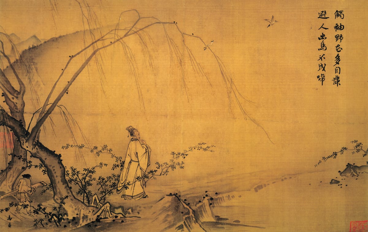 Promeneur solitaire en montagne au printemps
